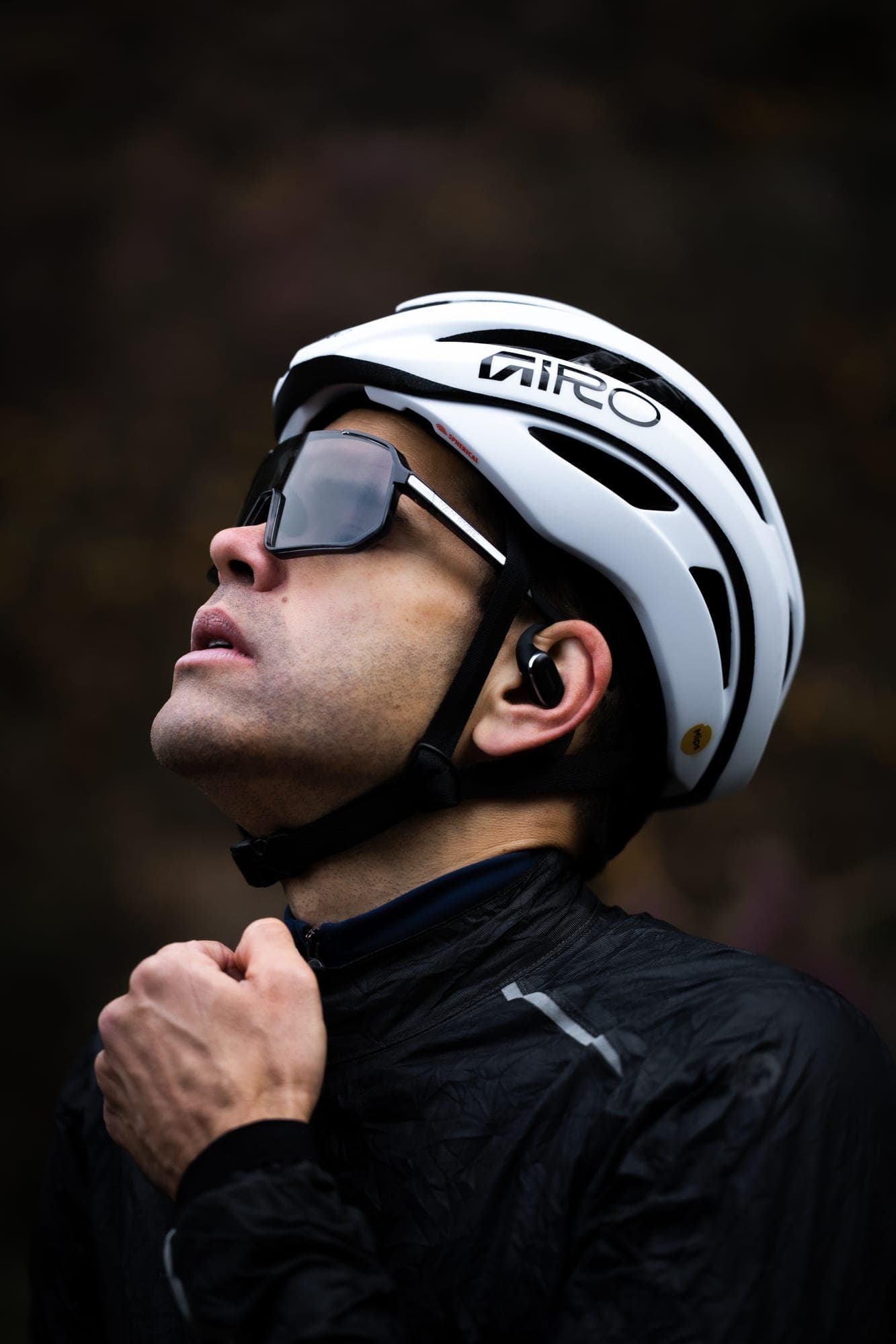 João Sales, de capacete e óculos escuros, a fechar o colarinho do casaco antes de arrancar.